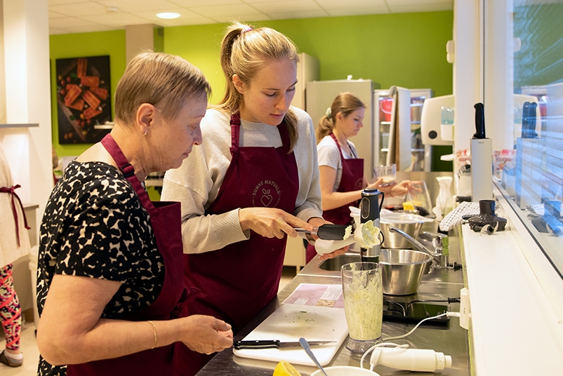 ernæringsfysiolog gir tips og råd til kursdeltaker på matverkstedet