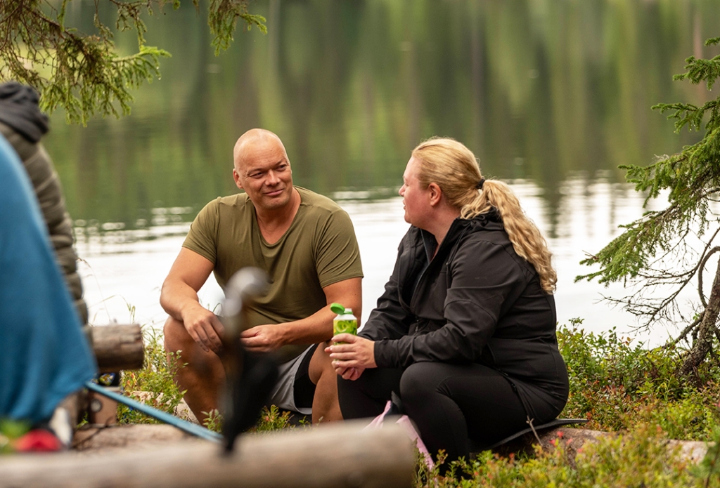 To kursdeltakere har samtale ute i naturen