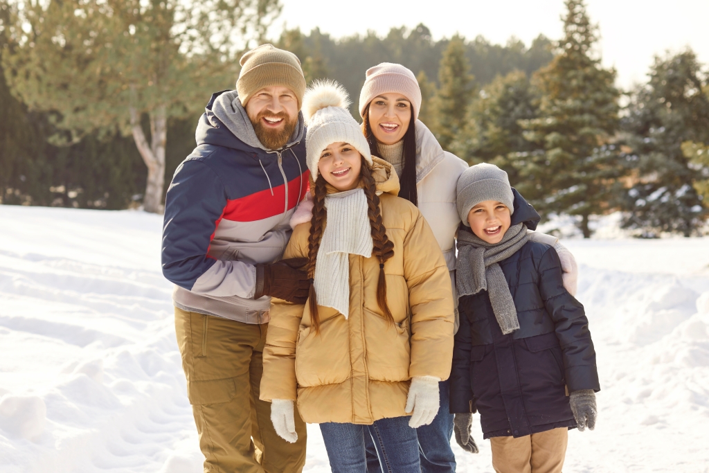 Familie med to barn i vinterlandskap